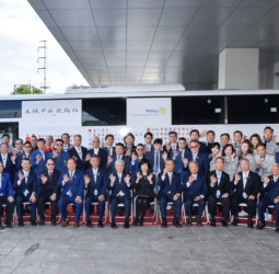 新北土城中央扶輪社捐贈大型電動捐血車及血液運送車，體現社會公益促進捐血便利與環保.