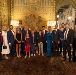 川普家族勝選照引熱議 馬斯克現身疑似與川普關係密切