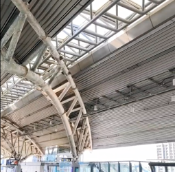 桃園機場捷運桃園高鐵站月台樑柱油漆剝落，慘不忍睹，民眾憂慮安全問題