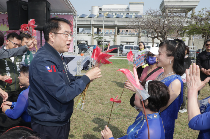 慶祝國際婦女節！臺南市長黃偉哲出席2025活動並致贈火鶴花感謝女性貢獻