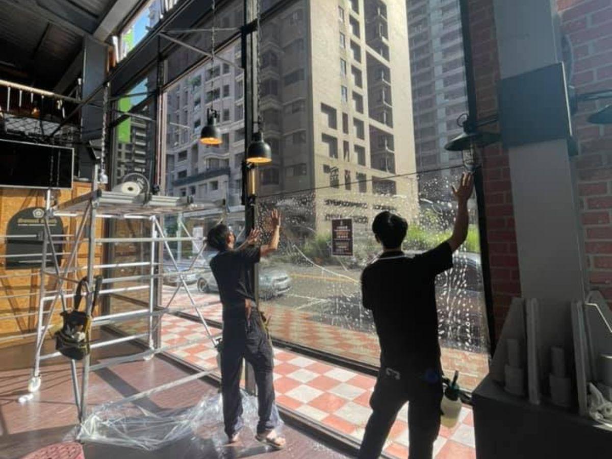 台北大樓隔熱紙 玻璃貼膜阻絕紫外線 免拉窗簾坐擁落地窗景