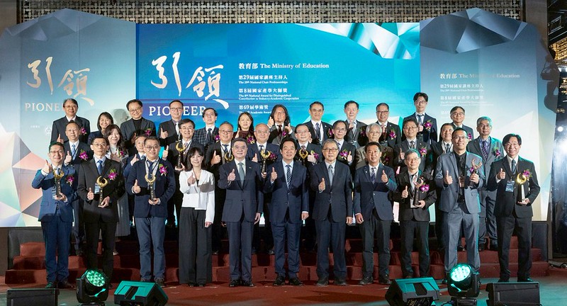 賴清德總統頒發國家講座主持人獎與國家產學大師獎　肯定卓越貢獻並期許強化高教投資培育頂尖人才提升臺灣競爭力