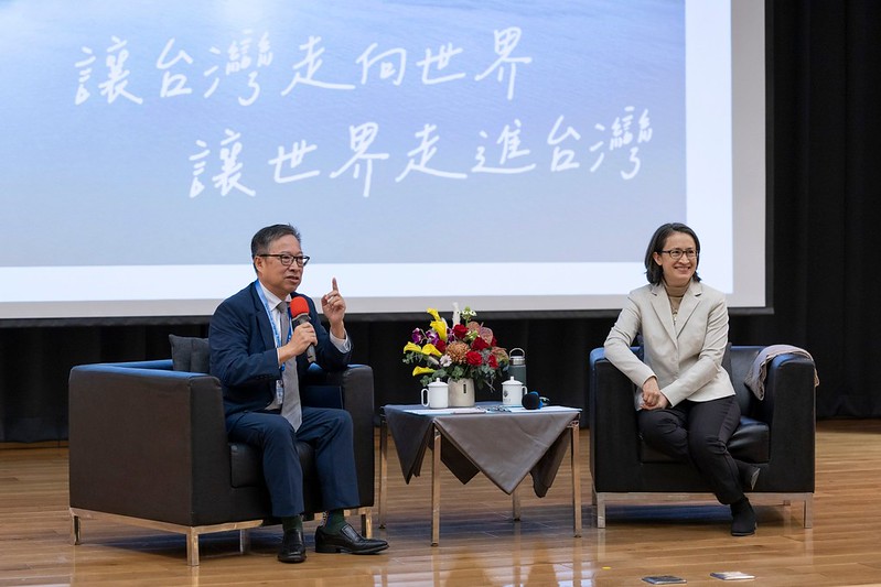 蕭美琴副總統高雄醫學大學高醫書院「校長講座」演講！勉勵學生發揮「戰貓精神」，讓臺灣走向世界