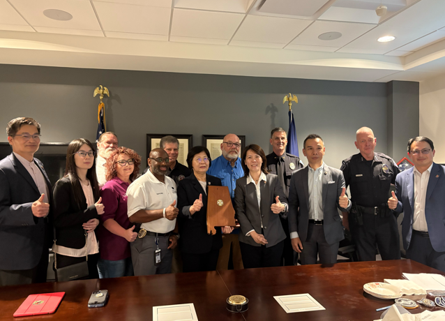 世警消運動會臺灣代表團拜會美國執法機構　臺美警政首長座談熱絡展現執法合作契機