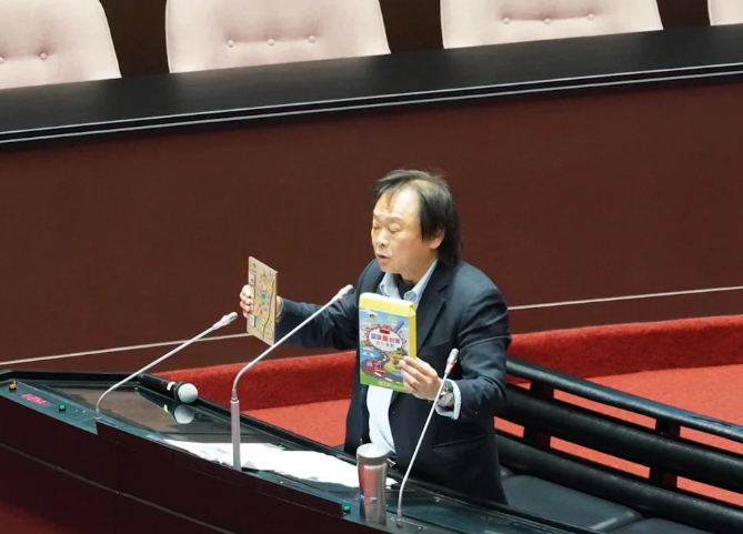 王世堅痛批數發部花6千萬打詐APP負評如潮，稱飯桶數發部，卓榮泰出面說明