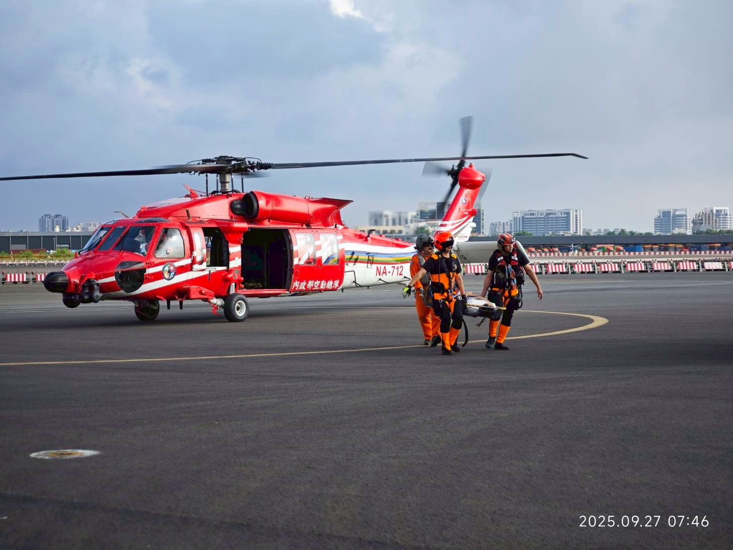 海巡空勤吊掛緊急救援展現兩岸人道精神 中國籍船員獲及時醫療救助