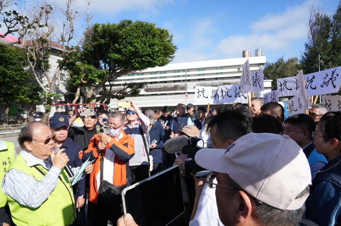 澎湖紅羅垃圾掩埋場再度大火失控！濃煙衝天惹怒湖西鄉居民　縣長陳光復緊急向鄉親致歉：垃圾管理全面改革刻不容緩