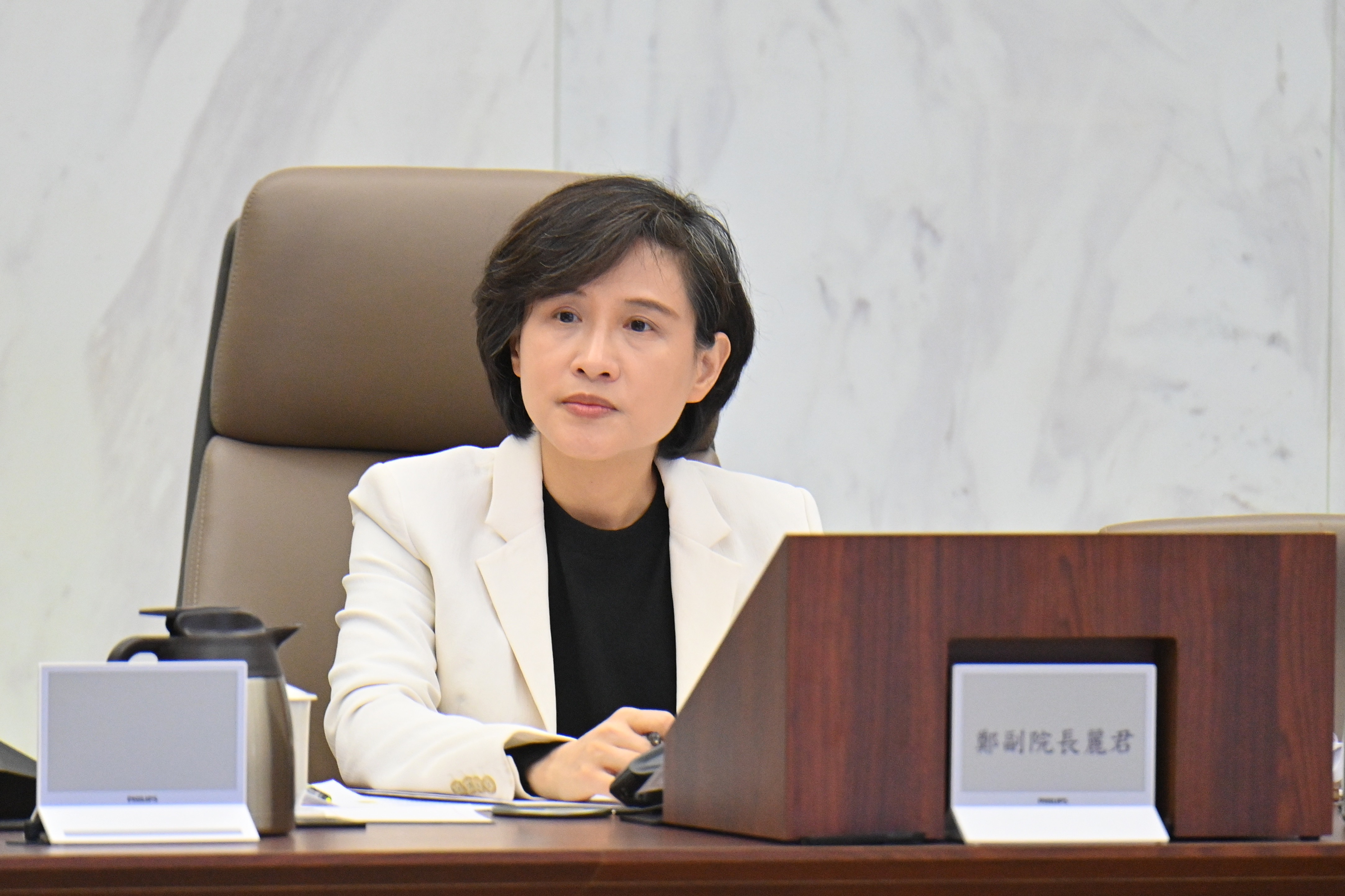 行政院副院長鄭麗君主持消保會議　通過交友媒合服務契約新規範並強化飲水設備、藍牙耳機與餐飲禮券消費者權益保障