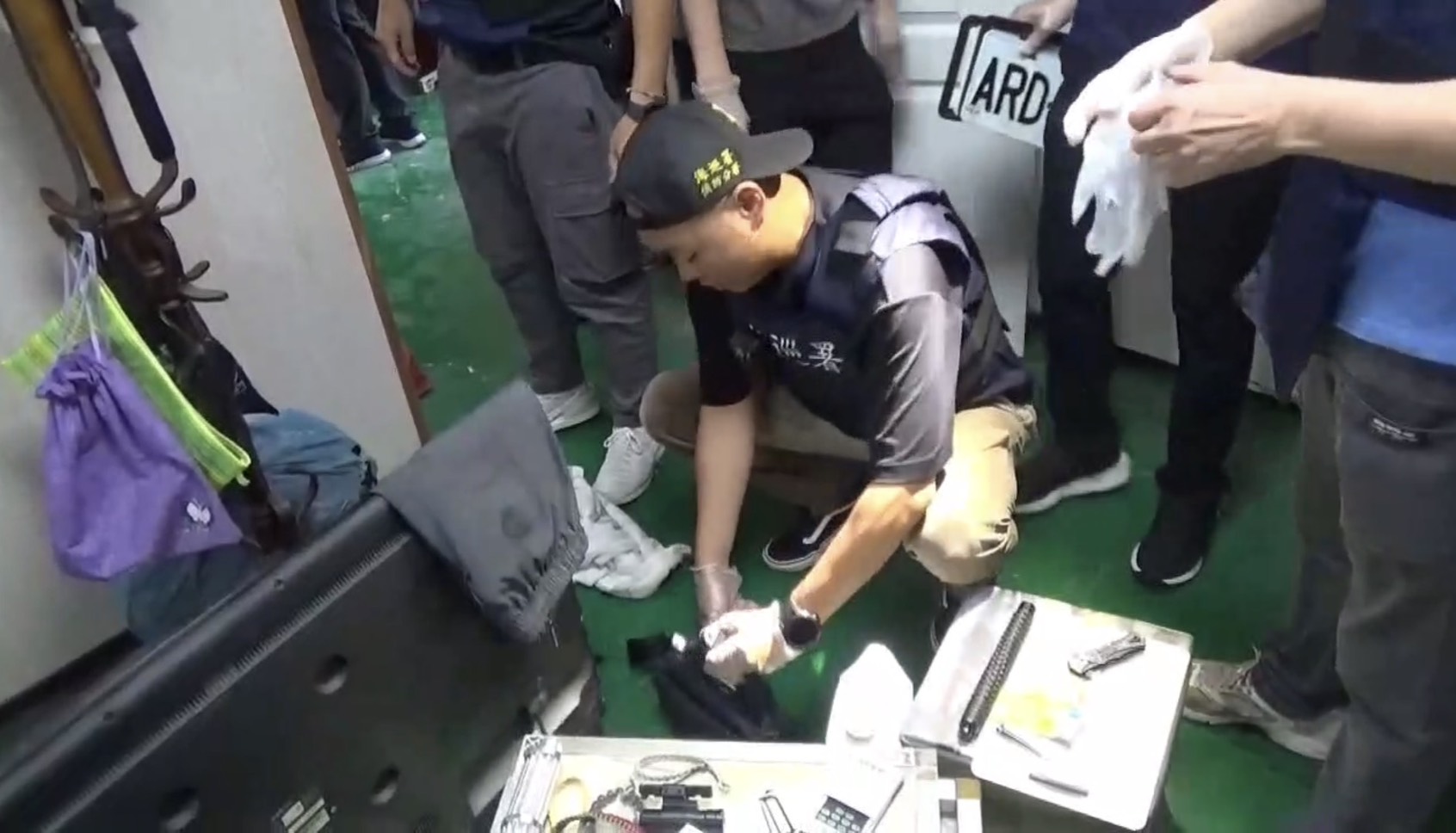 雨夜攻堅行動震撼！海巡署、警方冒雨執行突擊、查獲槍毒違禁物品　成功瓦解高雄工寮據點