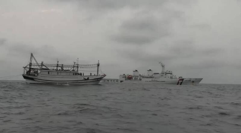 海巡署雙艦執行搜救　成功接駁漁工持續擴搜失聯船長