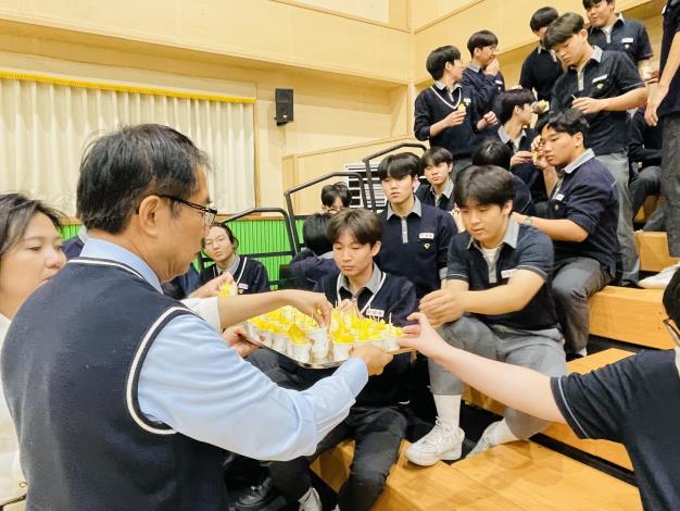 平澤高中生愛上臺南鳳梨臺南市長黃偉哲　前進韓國校園推廣臺南農產