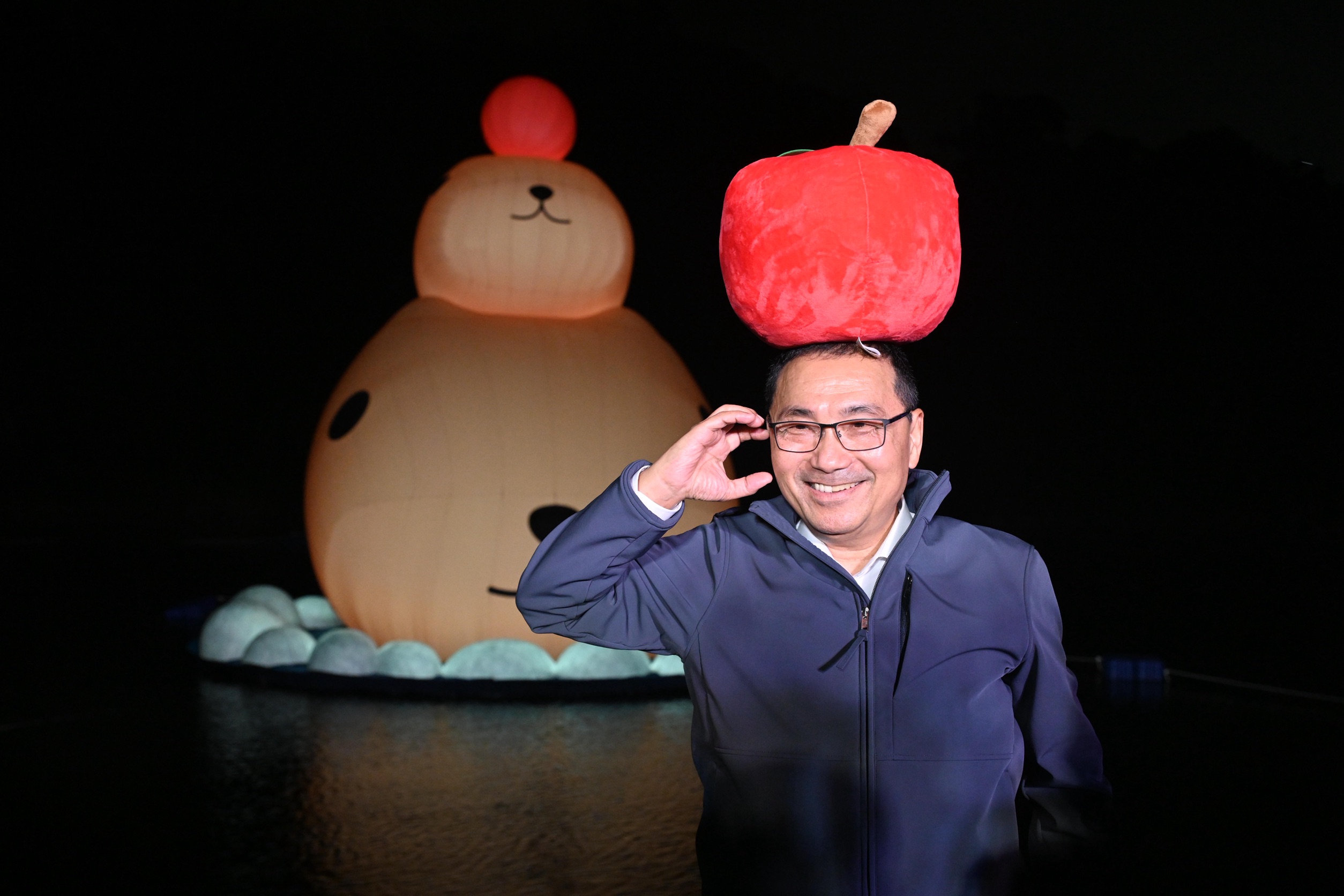 新北碧潭迎來12公尺「水豚君」首度亮相 市長侯友宜：共享最美水岸療癒時光