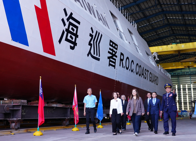 海巡署安平級巡防艦最終艘「東港艦」命名下水　東部海巡守護海疆再添新戰力