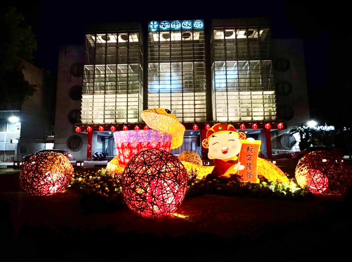 臺南市民治廣場「金蛇獻瑞」春節燈飾打造金蛇年節慶盛景，傳統與現代相融展現「蛇宓隆發」過年氣息