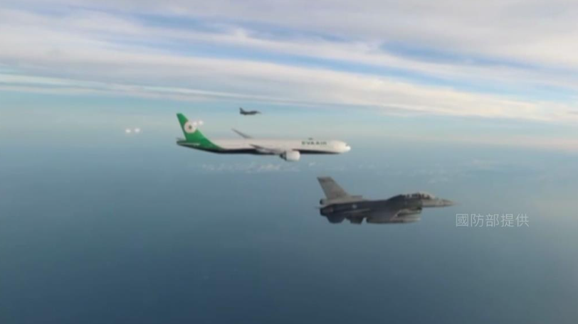 熱焰彈劃破天際！空軍F-16V伴飛臺灣棒球12強國手凱旋歸來！