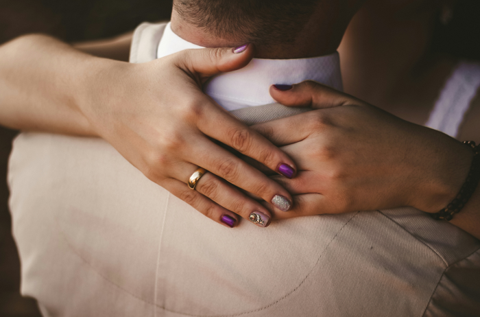 丈夫偷吃親姊妹下場慘！人妻怒點下體持刀追砍遭逮捕