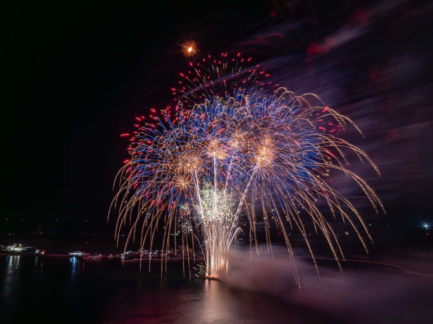 2025澎湖國際海上花火節望安場壓軸登場，超過3,600人齊聚共享煙火與島嶼風情
