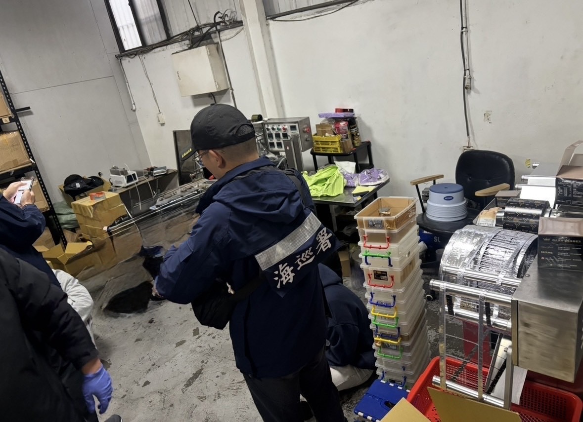 海巡署重拳出擊　破獲近期最大電子煙分裝場　查扣1.6噸煙油　市值高達2.4億元，20歲集團成員遭鎖定