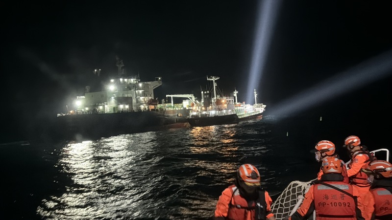 深夜驚見海上非法駁油！外籍船舶遭海巡署攔查登檢全紀錄