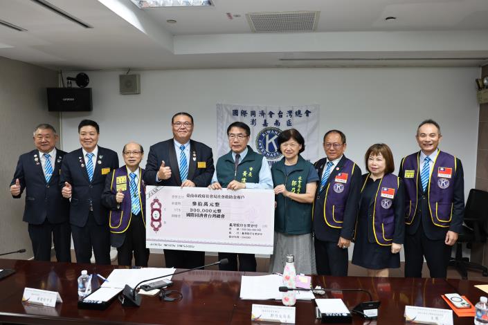 臺南市長黃偉哲感謝國際同濟會台灣總會 捐贈60萬元善款助臺南震災災民復原生活