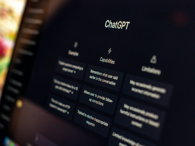 研究揭露：AI生成內容正式超越人類創作，網路文章超過一半由AI撰寫