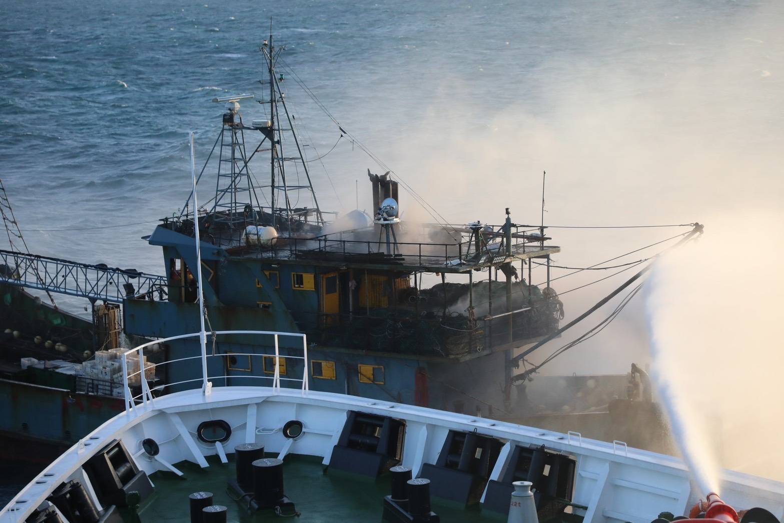 中國聯合戰備警巡持續挑釁 新竹艦迅速控火救援中國漁船 海巡署保障北部海域航行安全