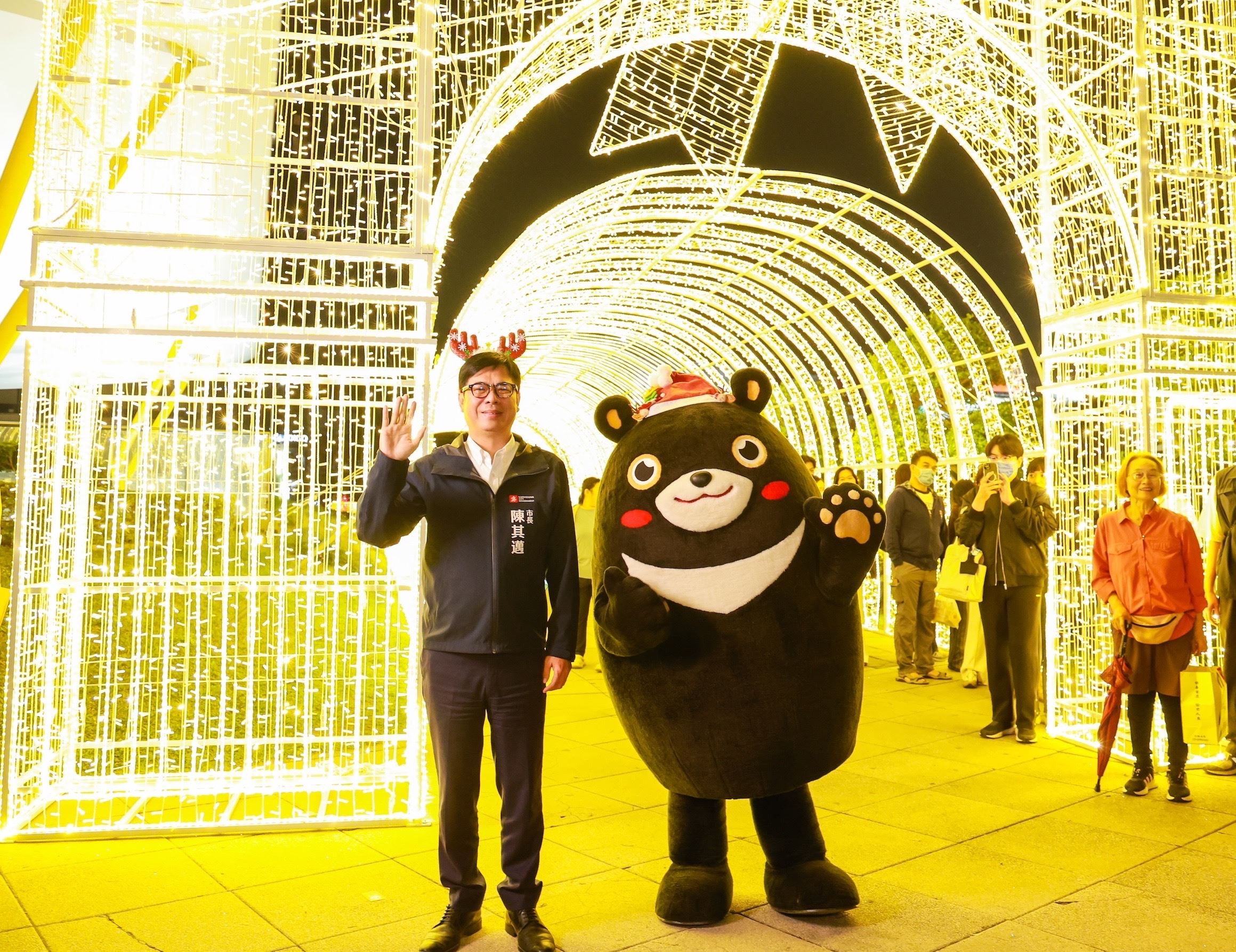 高雄市長陳其邁親自點亮永恆星冠聖誕樹 高雄聖誕生活節正式登場，浪漫燈海吸引全城目光