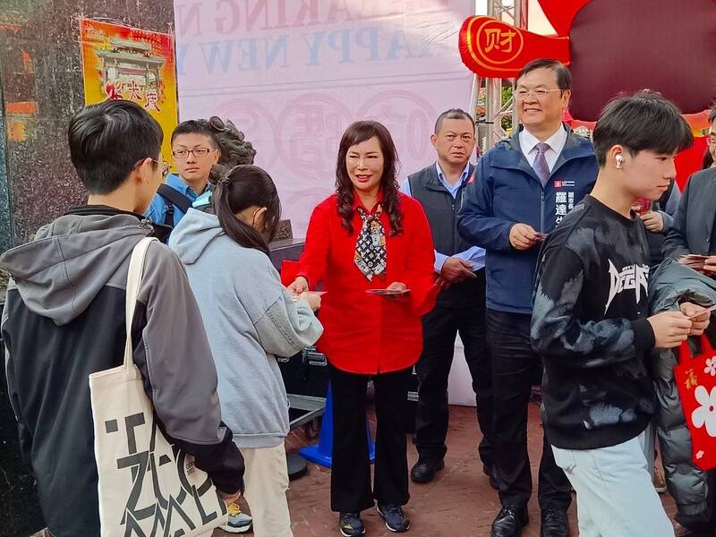 哈瑪星商圈迎春祭過好年不忘為弱勢寒冬送暖