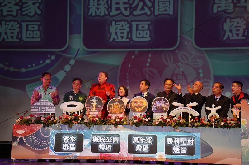 2025屏東燈節盛大點燈 四大燈區 、屏小龍小提燈點亮屏東