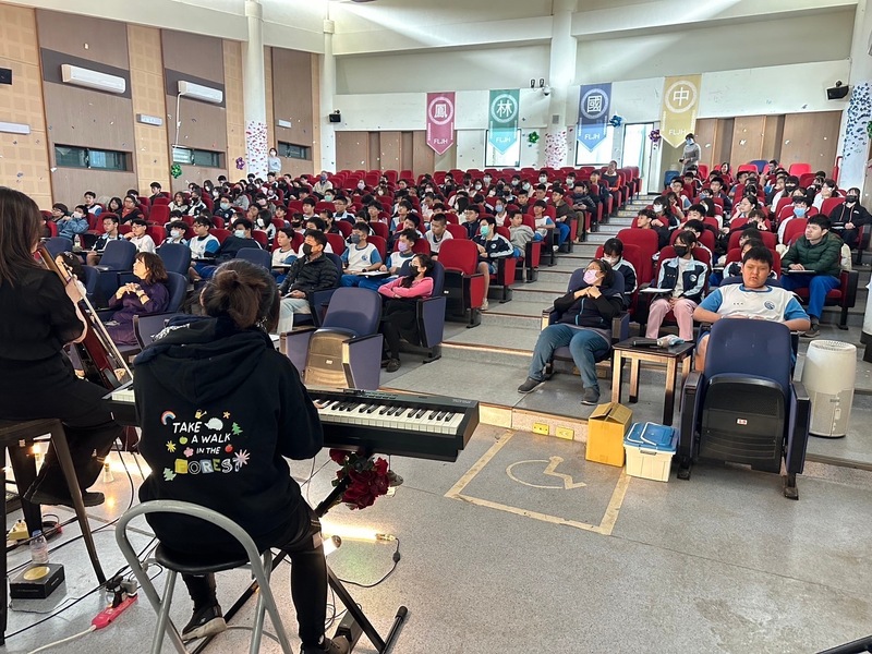 高雄市家長協會攜手玫瑰墓樂團將生命教育列車開入鳳林國中