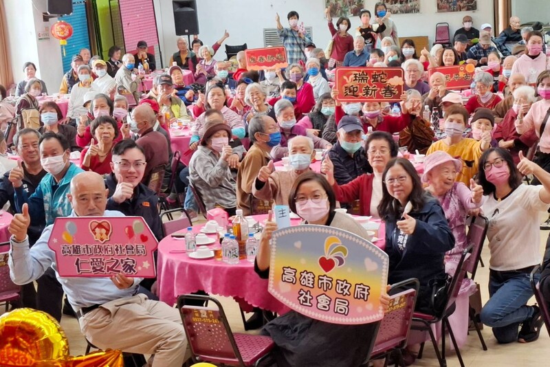 瑞蛇迎春慶新年  仁家長輩溫馨圍爐齊歡聚