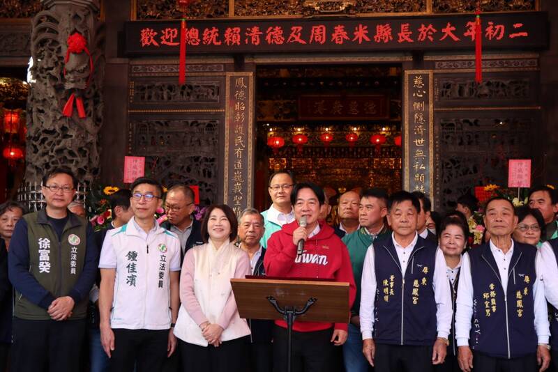 賴總統新春屏東拜年發福袋 不忘提醒鄉親提防詐騙