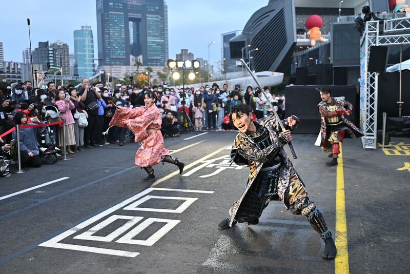 友好城市直航！熊本首長搭首班機訪高 熊本城武將隊演出大受歡迎