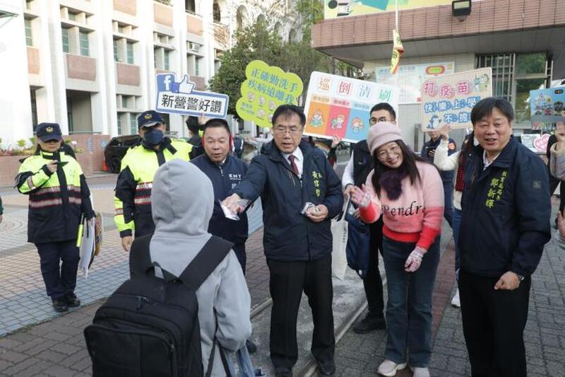 開學首日臺南校園整備就緒 黃偉哲視察新進國小呼籲落實防疫