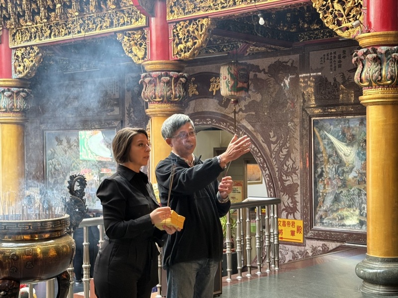 美「Bare Feet Mickela Mallozzi」台南拍攝府城文化景點