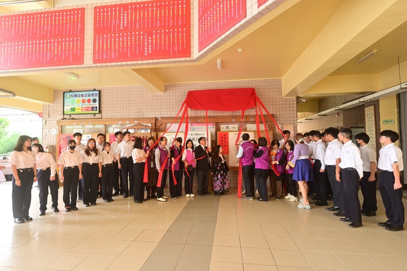 高雄市家長協會攜手大東醫院院長蔡森郎贈潮州高中「禮義廉恥」匾額 校長勉勵學子品德實踐