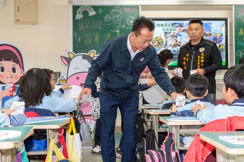 嘉義縣不間斷供應牛羊豆奶 近3萬學生受惠