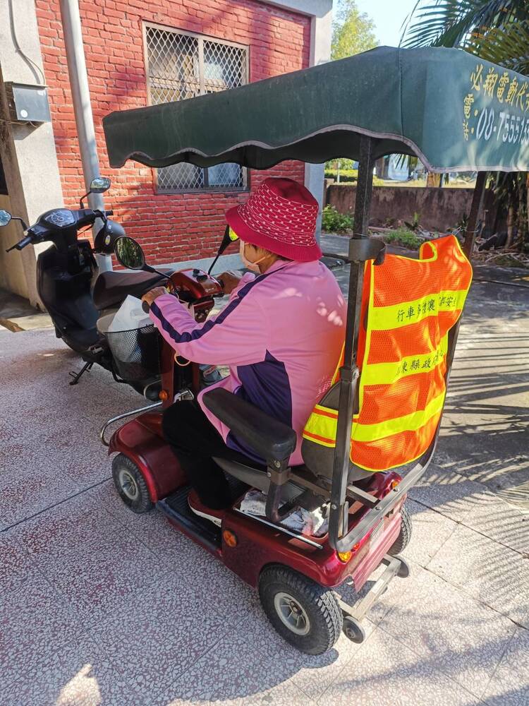 屏縣啟動校園周邊違規取締  分發高齡人車兩用背心 降低道路交通事故風險