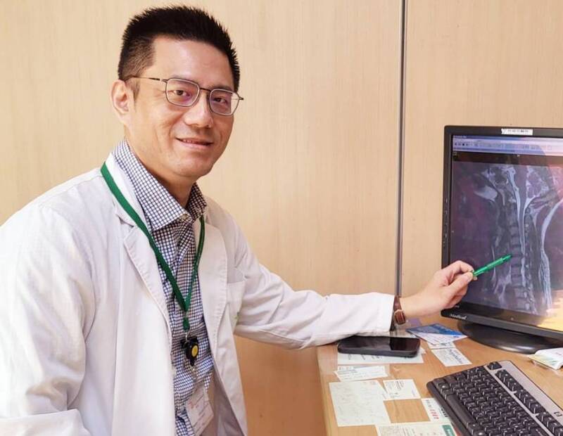 輕熟女美甲霧眉師長期貓背低頭致頸肩臂痠麻痛無力 「活動式人工頸椎間盤」助恢復正常生活