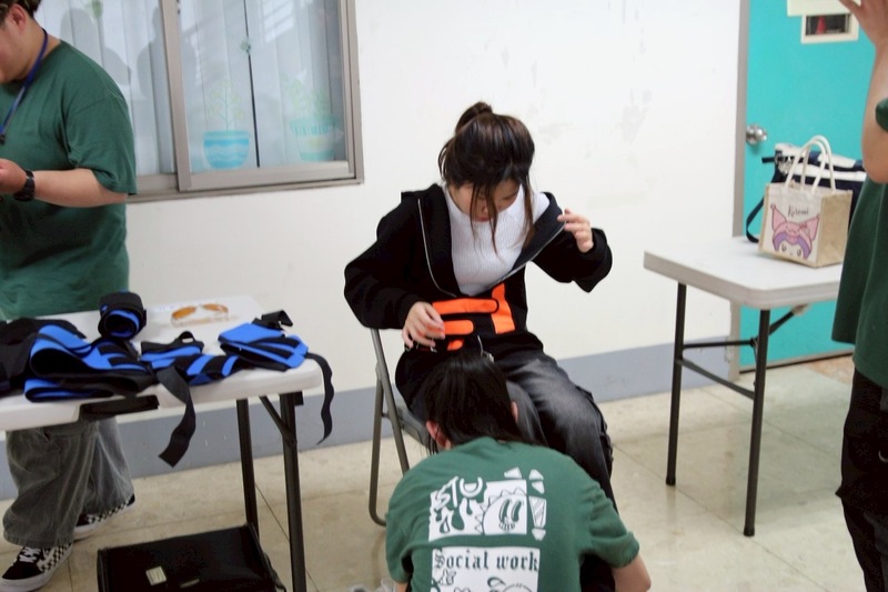 樹科大社工週成長之旅 體驗中風裝備感受行動不便之苦