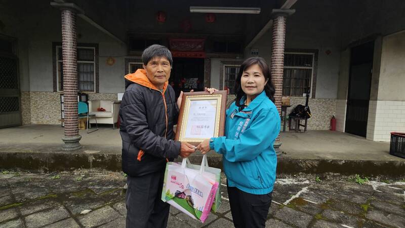嘉縣竹崎鄉民無償供地設置衛生室30年 縣府頒獎致謝