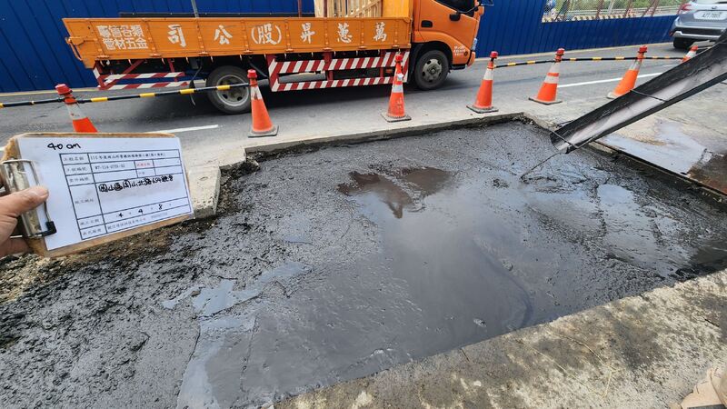 省道岡山路620號前台水200mm管線被輾壓破管  路面下陷 今(9)日清晨已恢復通車