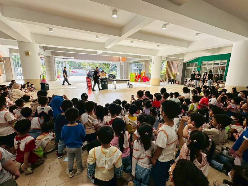 《楠警聯手消防走進幼兒園 宣導交通與急救知識》