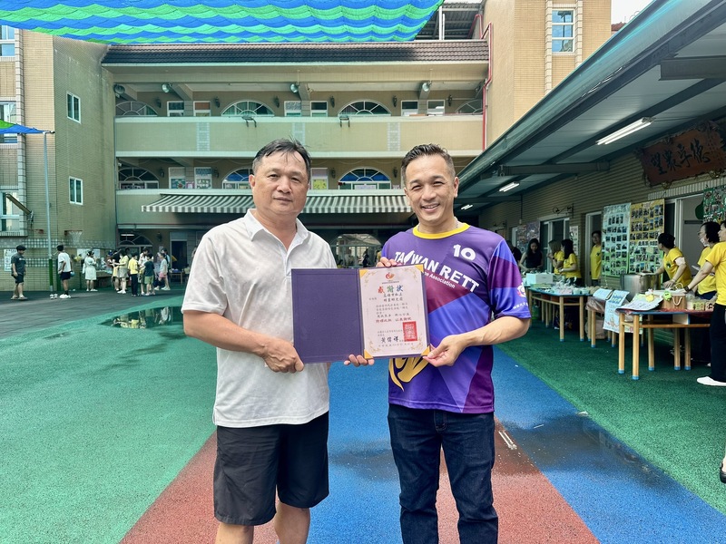 簡光明園長攜明星幼兒園傳遞母親節愛心　雨中義賣助雷特氏症病友