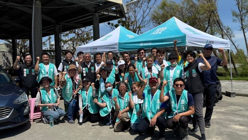 民眾黨台南市黨部救災總動員：從果園落果到水電搶修、環境清理，小草實力展現！