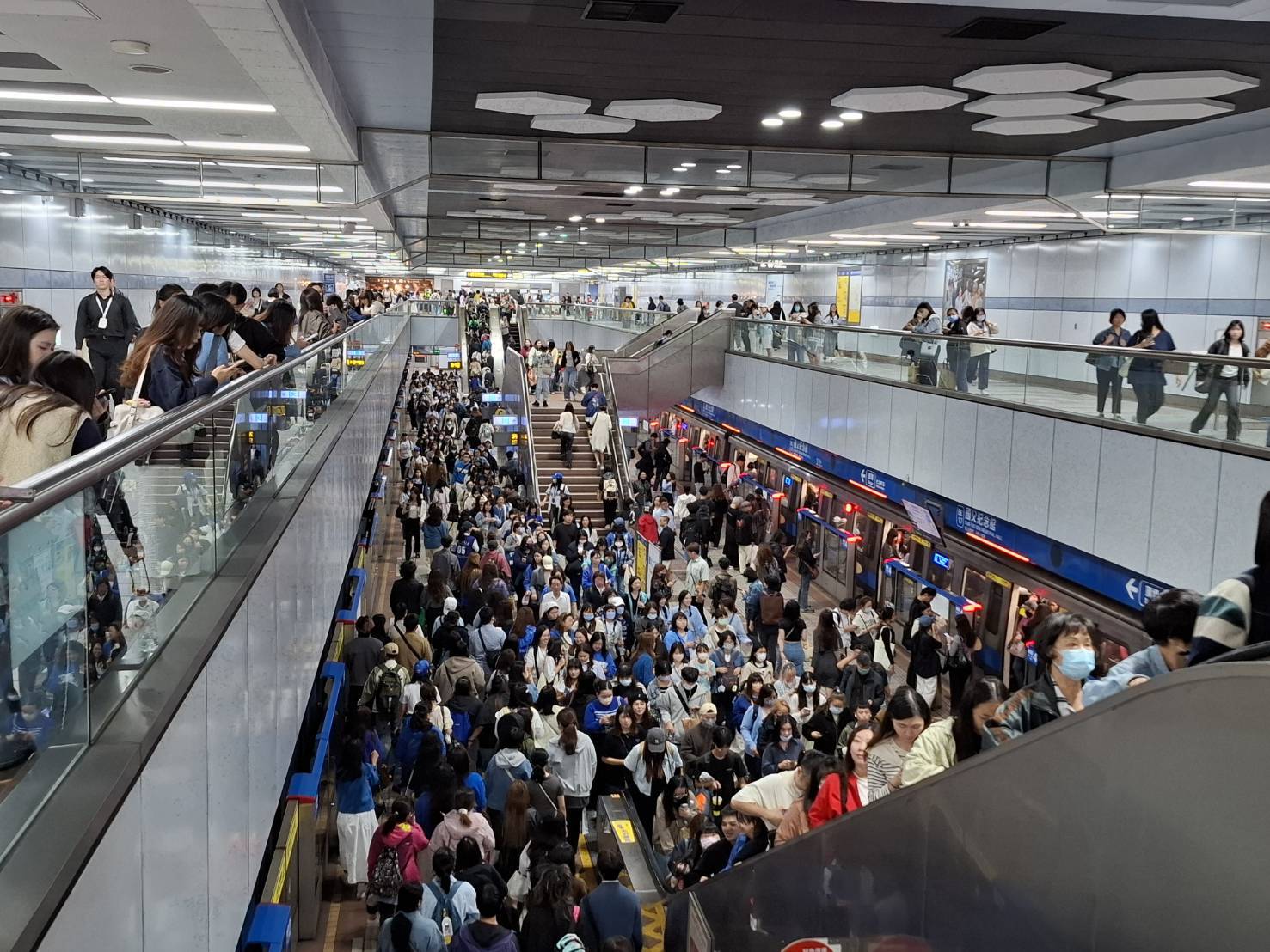 藍海粉絲狂潮席捲大巨蛋！Super Junior 開唱引爆熱情，北捷加班列車陪伴歌迷到最後