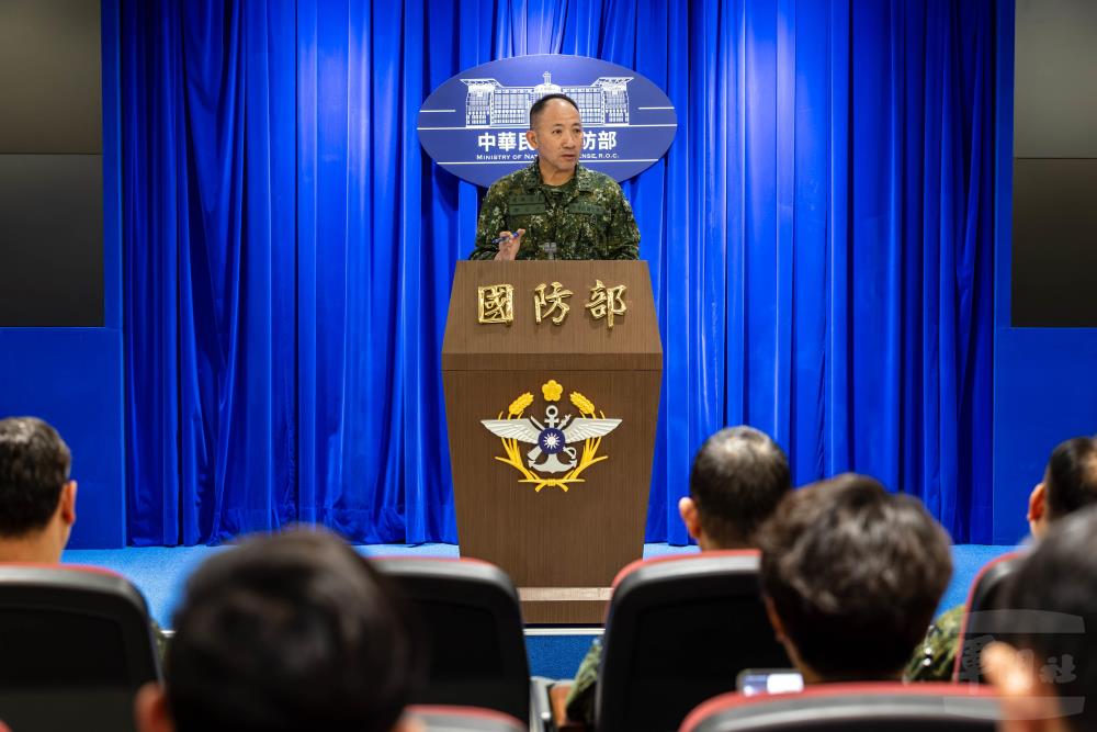 超越1996年臺海危機警戒距離　中共火箭彈落點逼近24海浬線　國防部回應史上最接近實彈射擊