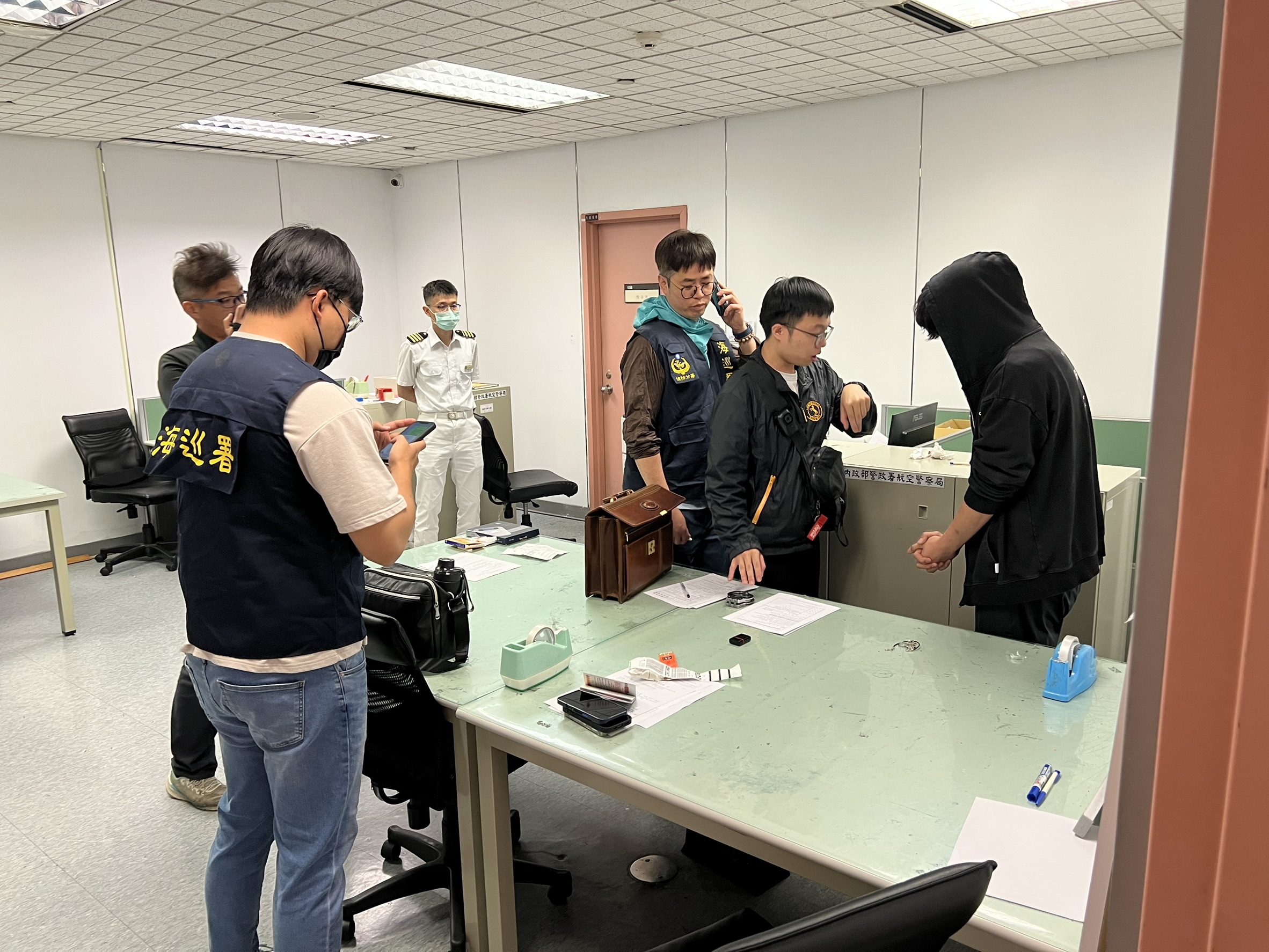 桃園海巡攔截毒糖企圖闖國門　運毒旅客依法起訴，海關聯手查緝全程曝光