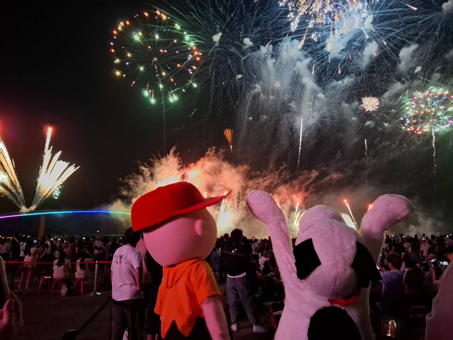 2025澎湖國際海上花火節盛大開幕　SNOOPY主題吸引逾1.4萬人潮共賞煙火