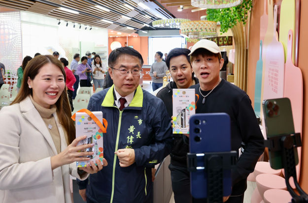 市長黃偉哲攜手新加坡網紅直播推銷！臺南農特產品10分鐘內銷售一空